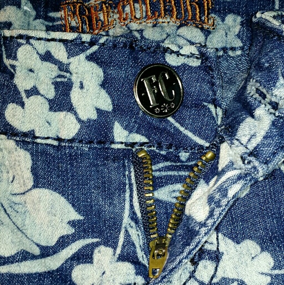 Free Culture Jeans - Indigo Denim Floral Shorts - Picture 4 of 7